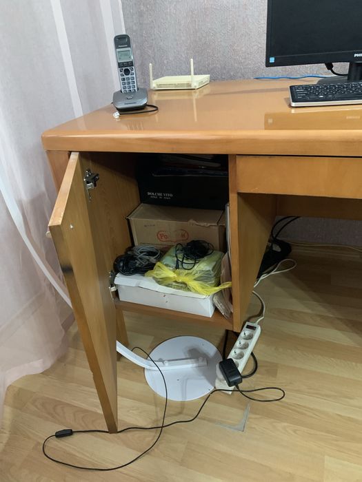 Стол письменный светлое дереао, массив.