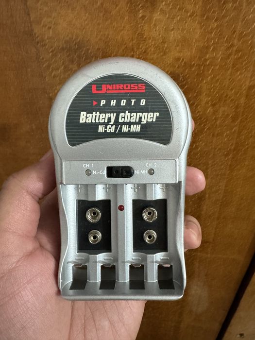 Универсальное зарядное устройство для батареек