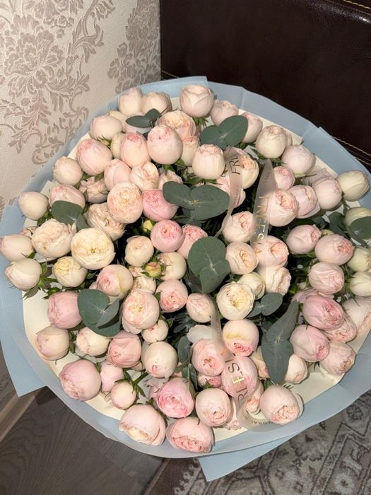 букет из пионовидных роз