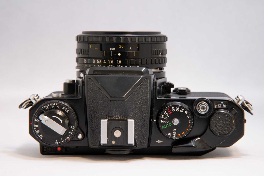 Kit aparat film Nikon FE cu obiectiv Nikon 50 1.8