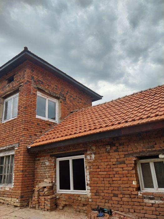 Продавам къща в с.Писарово общ.Искър обл Плевен на 2 етажа ,двор гараж