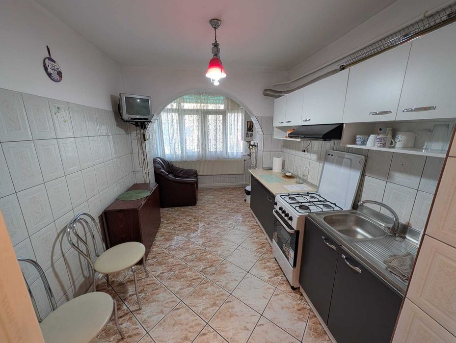Închiriez apartament cu 2 camere decomandat