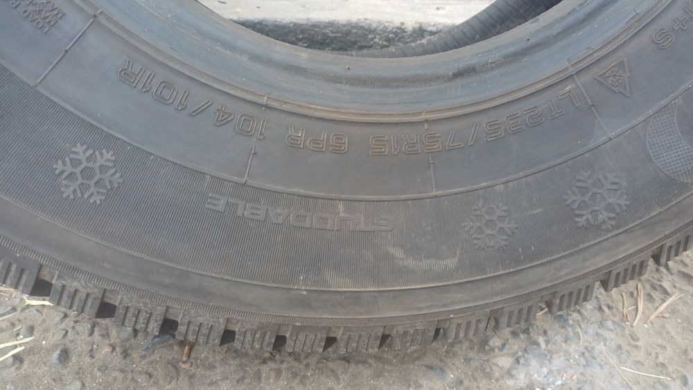 Продам запаску 235,75,15.