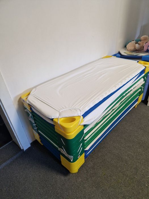 Vând pătuțuri copii, mese si scaune Ikea