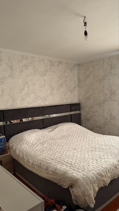 Двухспальный кровать с тумбой.