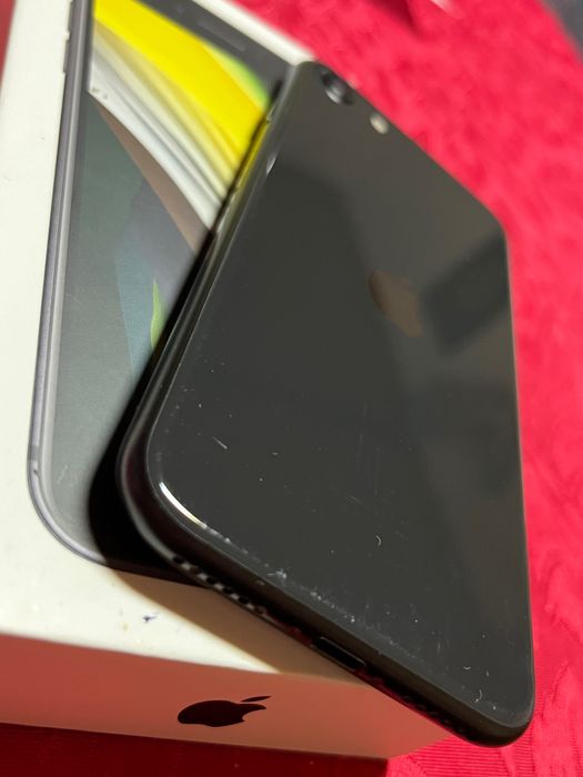 Продавам Iphone SE 2020