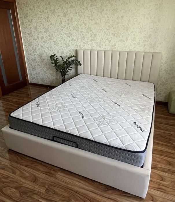 Двуспальная кровать с матрасом