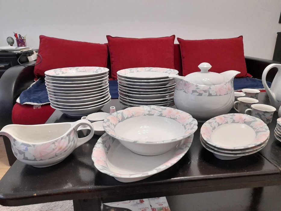 Голям ретро порцеланов сервиз за хранене, чай и кафе