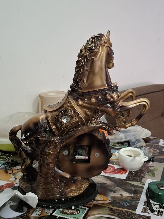 Гипсавый конь с часами  можно click