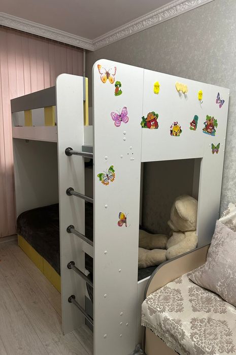 Двухярусный кроват