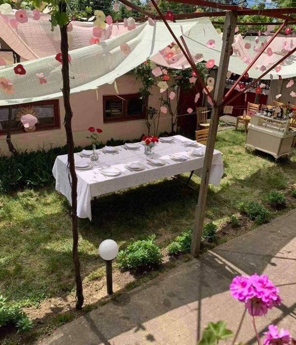 Голяма дървена маса с метална основа