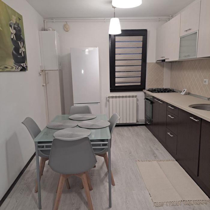 Închiriez apartament cu 2 camere