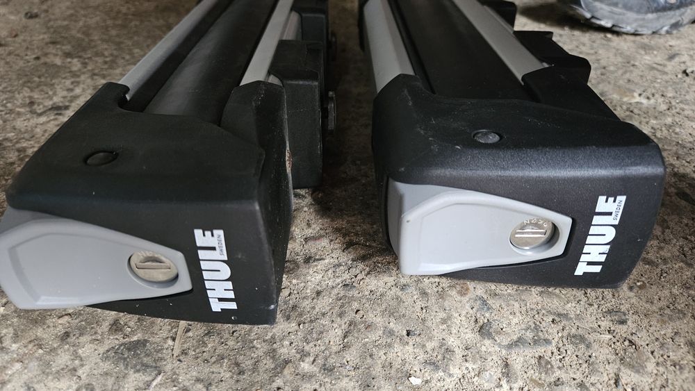 Vând suport schiuri Thule