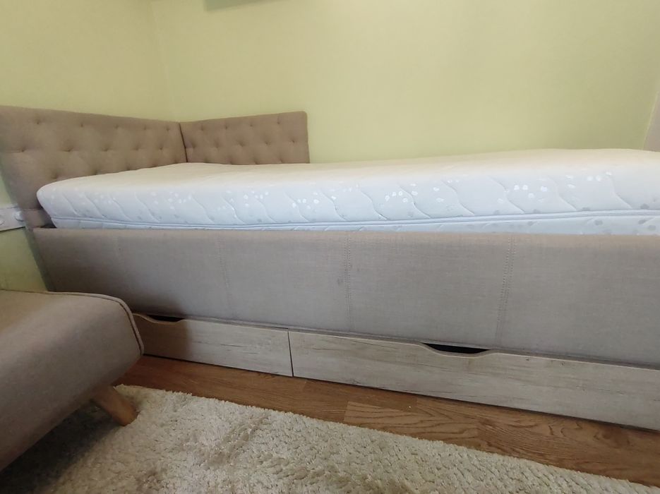 Единично, тапицирано легло