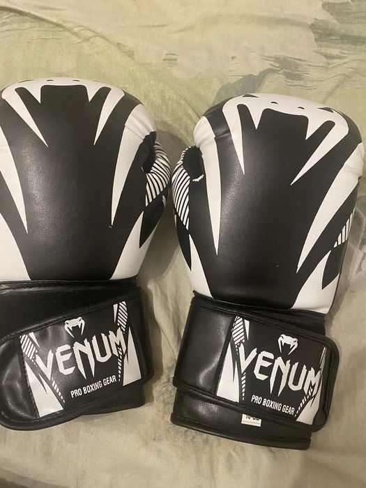 Продам боксерские перчатки срочно