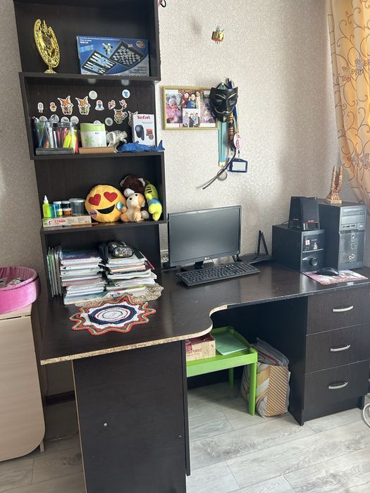 Отдам компьютерный стол бесплатно.