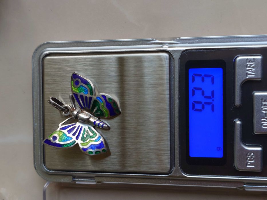 Pandantiv din argint cu email cu reprezentarea unui fluture