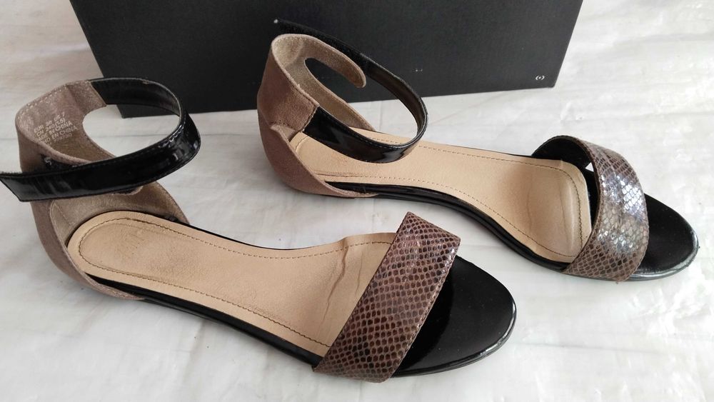 Дамски сандали с лак равни