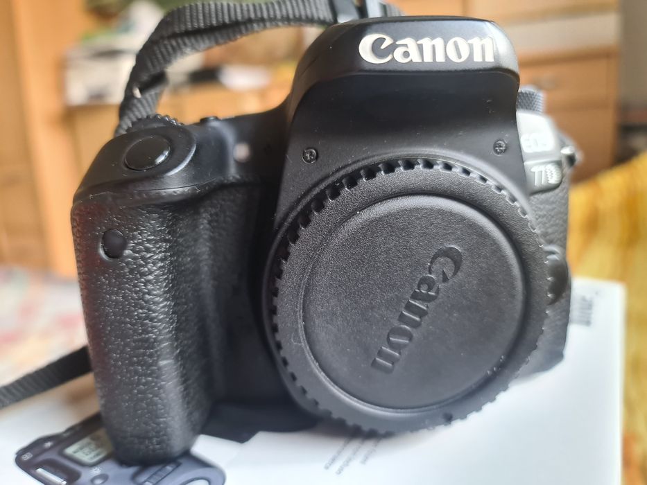 DSLR Canon 77D 24.2 MPX Wi-Fi+ 2 Acumulatori Cutie Completa+Patona Nou