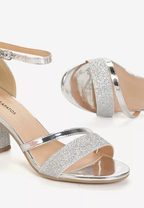 Нови сребристи сандали, номер 36