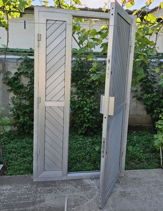 Uși duble cu obloane (de aluminiu).