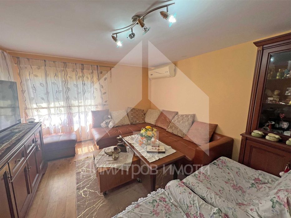 Продава еднофамилна, тухлена къща с 2 ДКА двор на 70 км от Варна.