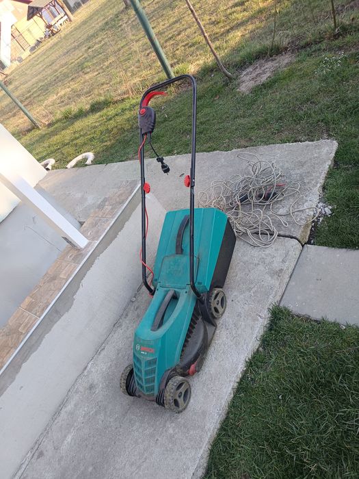 Vând mașină electrică de tuns gazon-iarba bosch