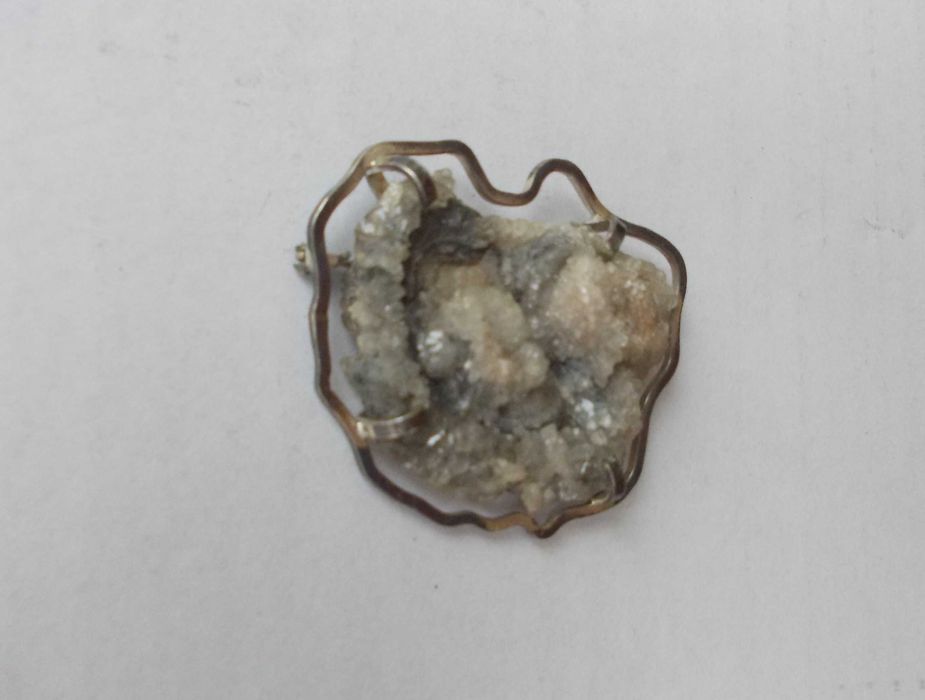 Brosa veche din argint cu cristal