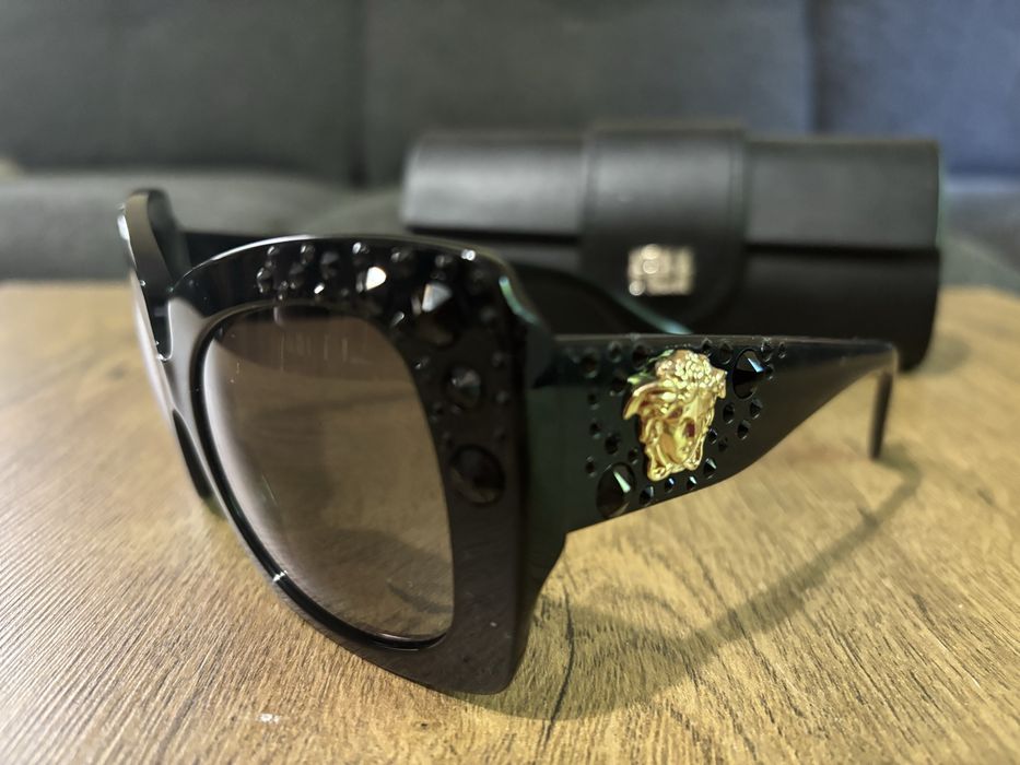 Продавав versace нови  с камъни и голямо лого