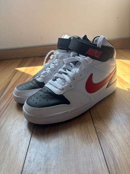 Маратонки Nike ,пробвани веднъж ,супер запазени ,но ни допаднаха!