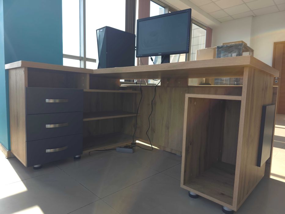 Продавам офис ъглово бюро/бюра