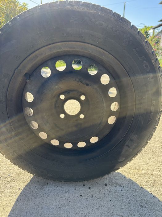 Vand 3 anvelope cu janta tabla