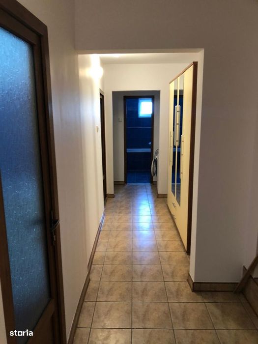 Proprietar închiriez Apartament 3 camere 2 băi.