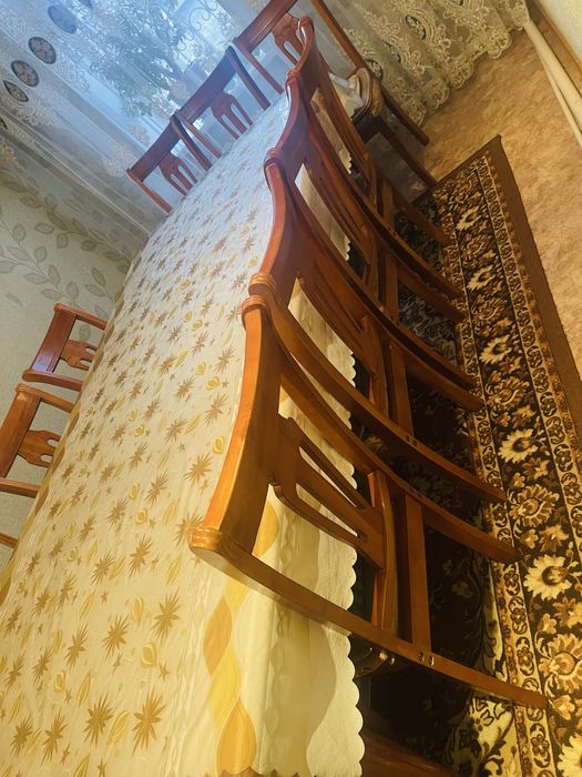 Стол со стулями для гостиной