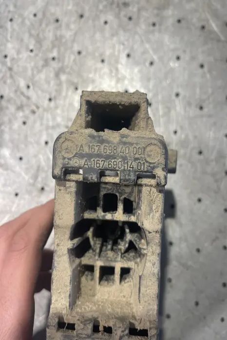 Suport prag pentru cric spate dreapta A 167 698 40 00 Mercedes-Benz