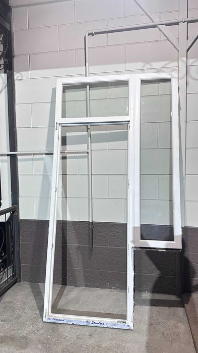 Продам пластиковую дверь новая