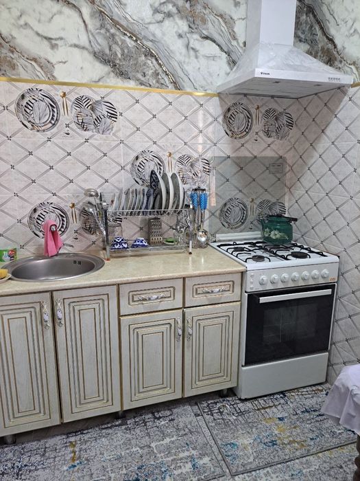 Yangi hayot tumanida 5 xonali yevro remont Dom sotiladi.