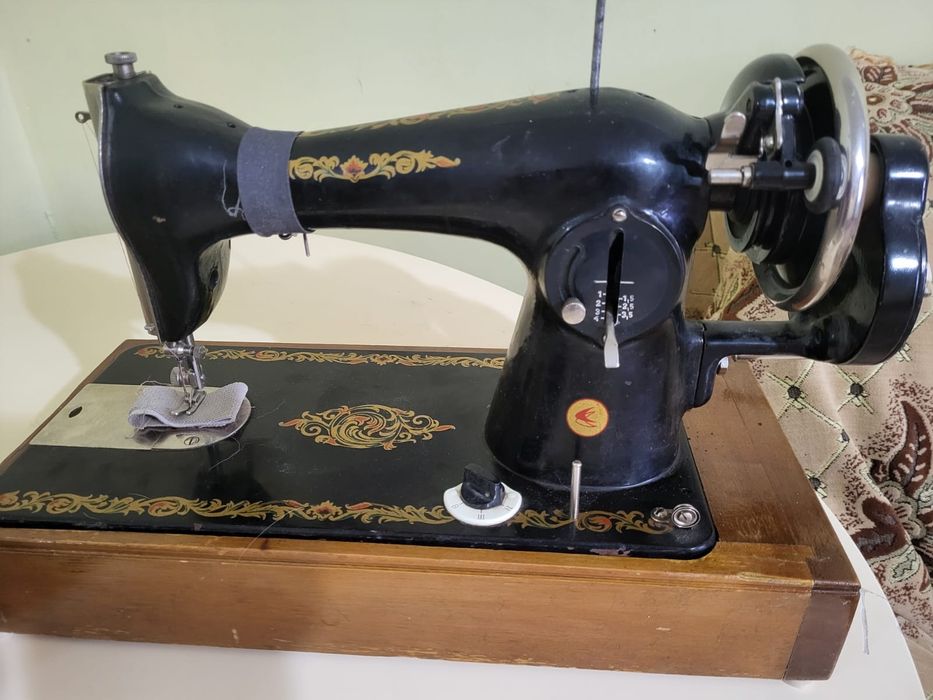 Продам швейную машинку