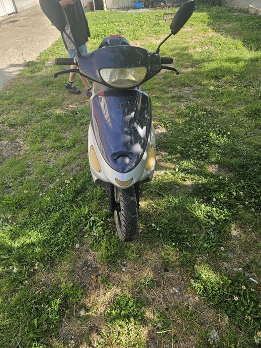 Scuter 49cc, stare buna de funcționare doar trebuie făcută pedala sau sa baterie și electro motor dau și toate piesele care le am a lui!!..