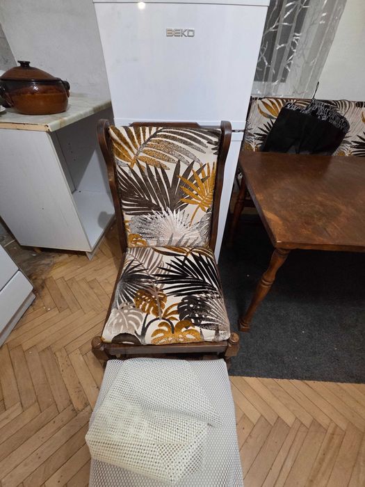 Дървена трапезна маса с тапицирани пейка и и столове