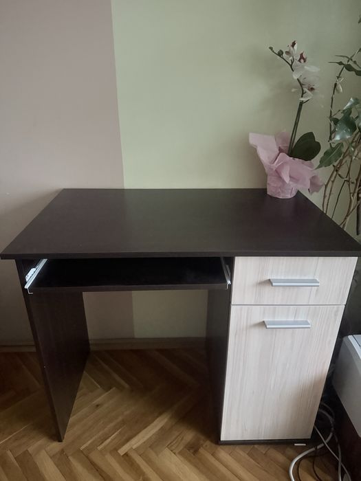 Бюро, кожен стол и сгъваема кожена табуретка