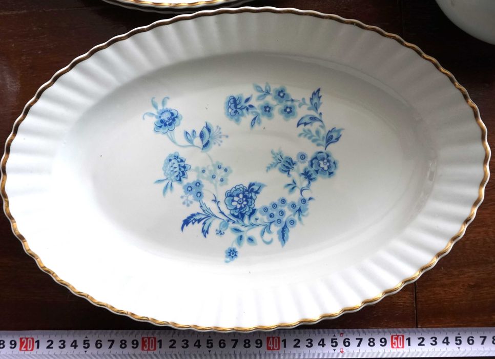 Сервиз за хранене-порцелан със златен кант, български-26 части