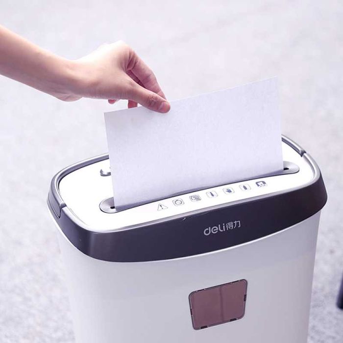 Уничтожитель бумаги Deli 9928. P-3/5x40/15л/6 листов