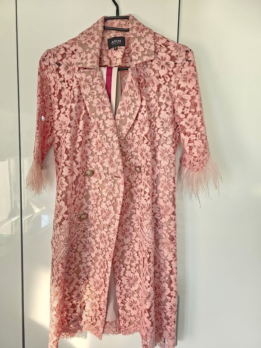 Розова рокля с щраусови пера Avin