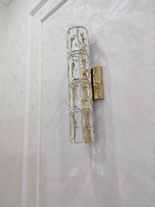 Люстра диаметром 80 см, в комплекте с двумя бра