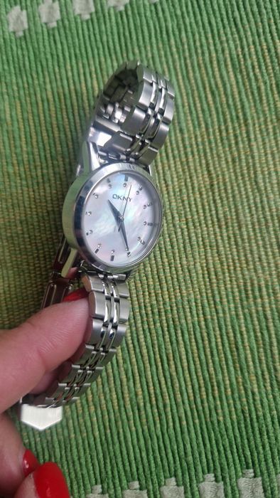 Дамски часовник DKNY със седеф , с подарък