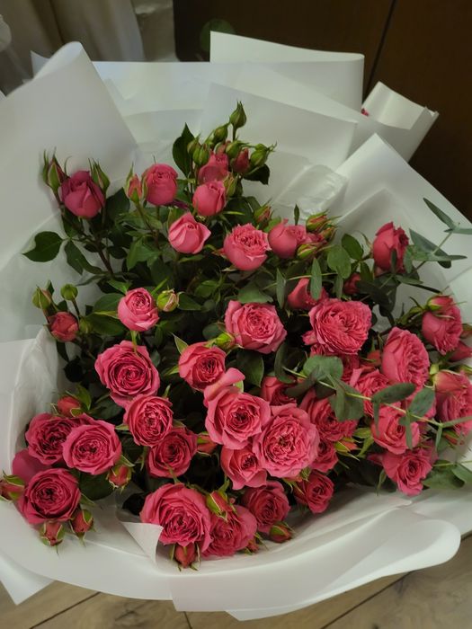 Гул. Букет цветы, спрей розы