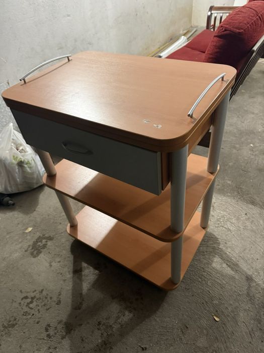 Масичка  с чекмедже на колелца