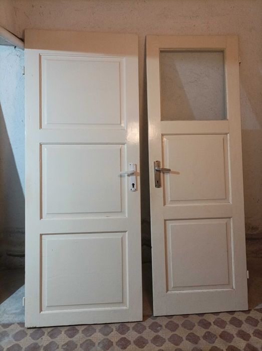 Vând  1 foaie ușă din stejar și 3 foi uși lemn