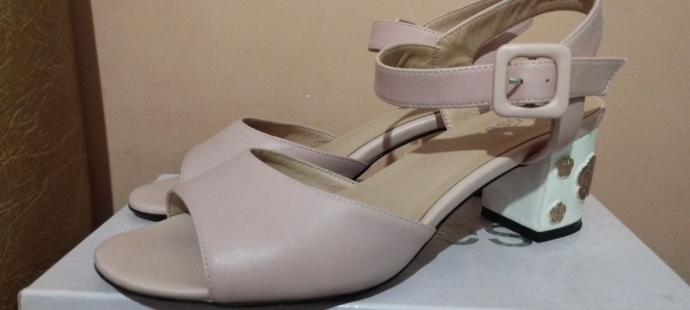 Продам женские туфли